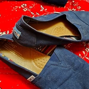 Size 10 m Tom's slip-ons